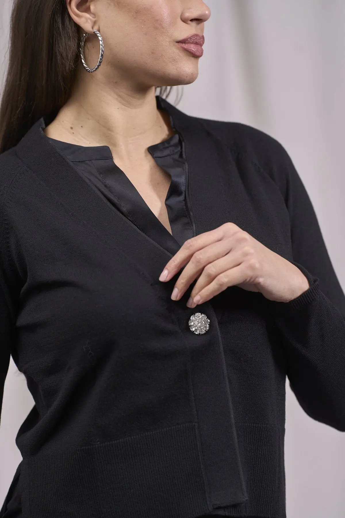 Cardigan cropped con bottone gioiello NERO - Image 2
