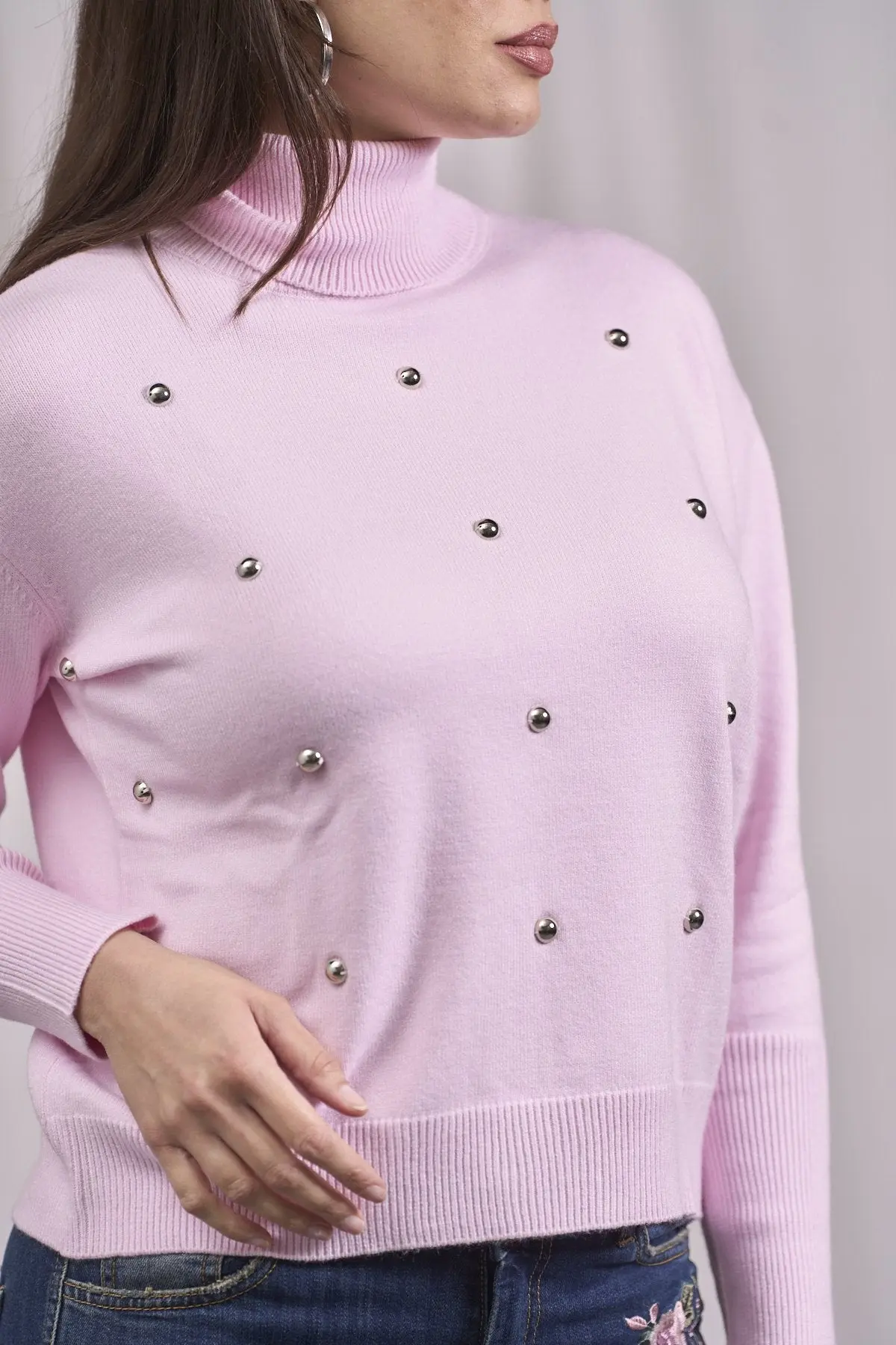 Pull a collo alto con borchie frontali ROSA - Image 3