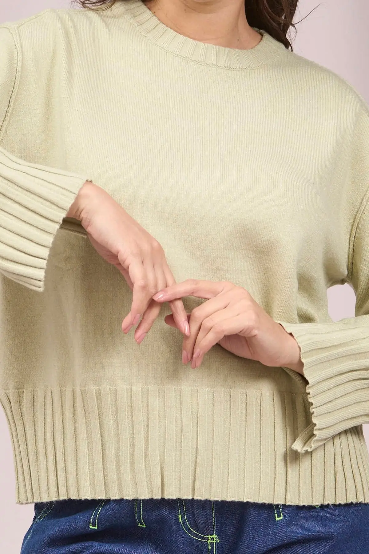 Maglia girocollo con bordi a costine larghe VERDE - Image 3