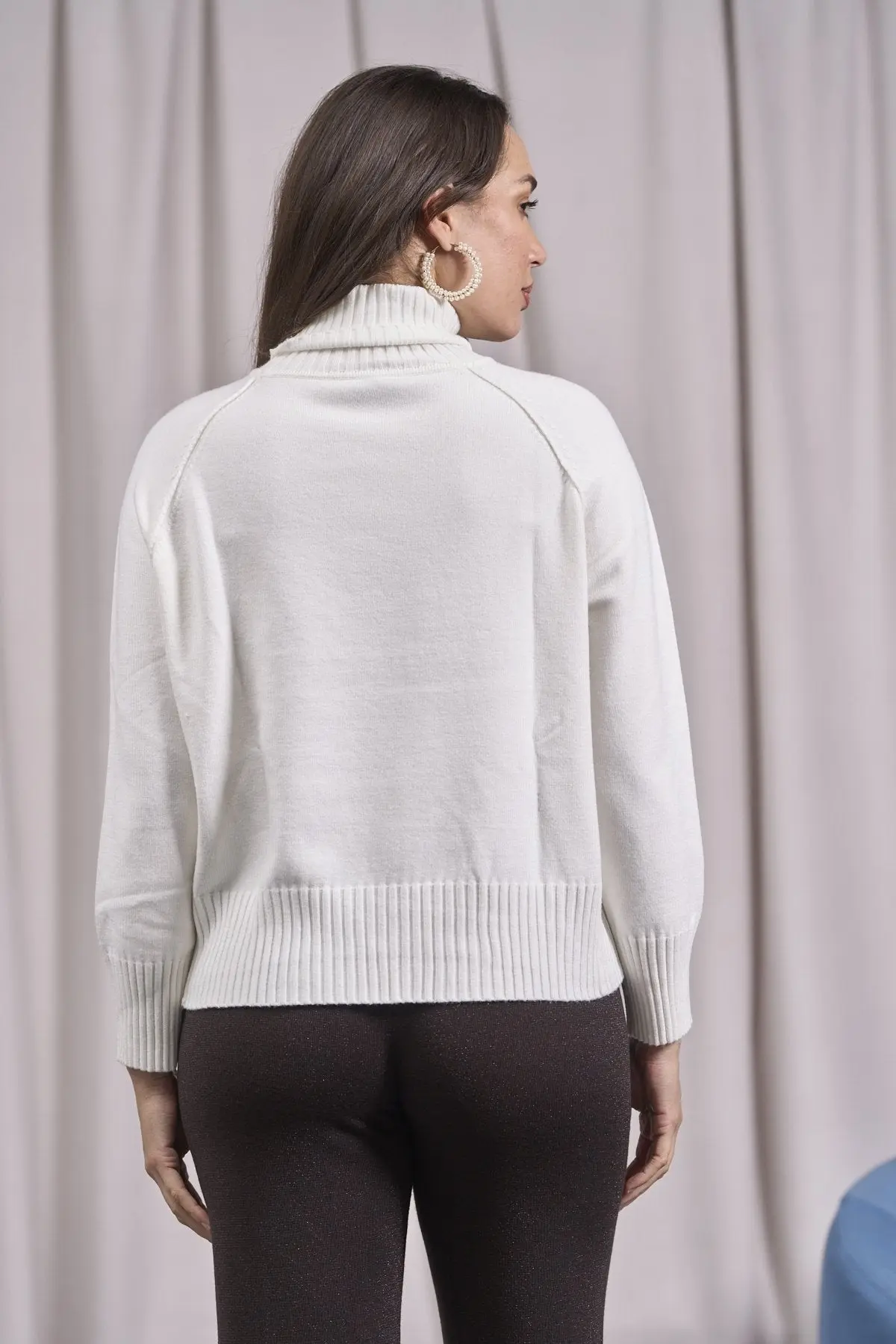 Maglia a collo alto, manica raglan e costine OFF WHITE - Image 4