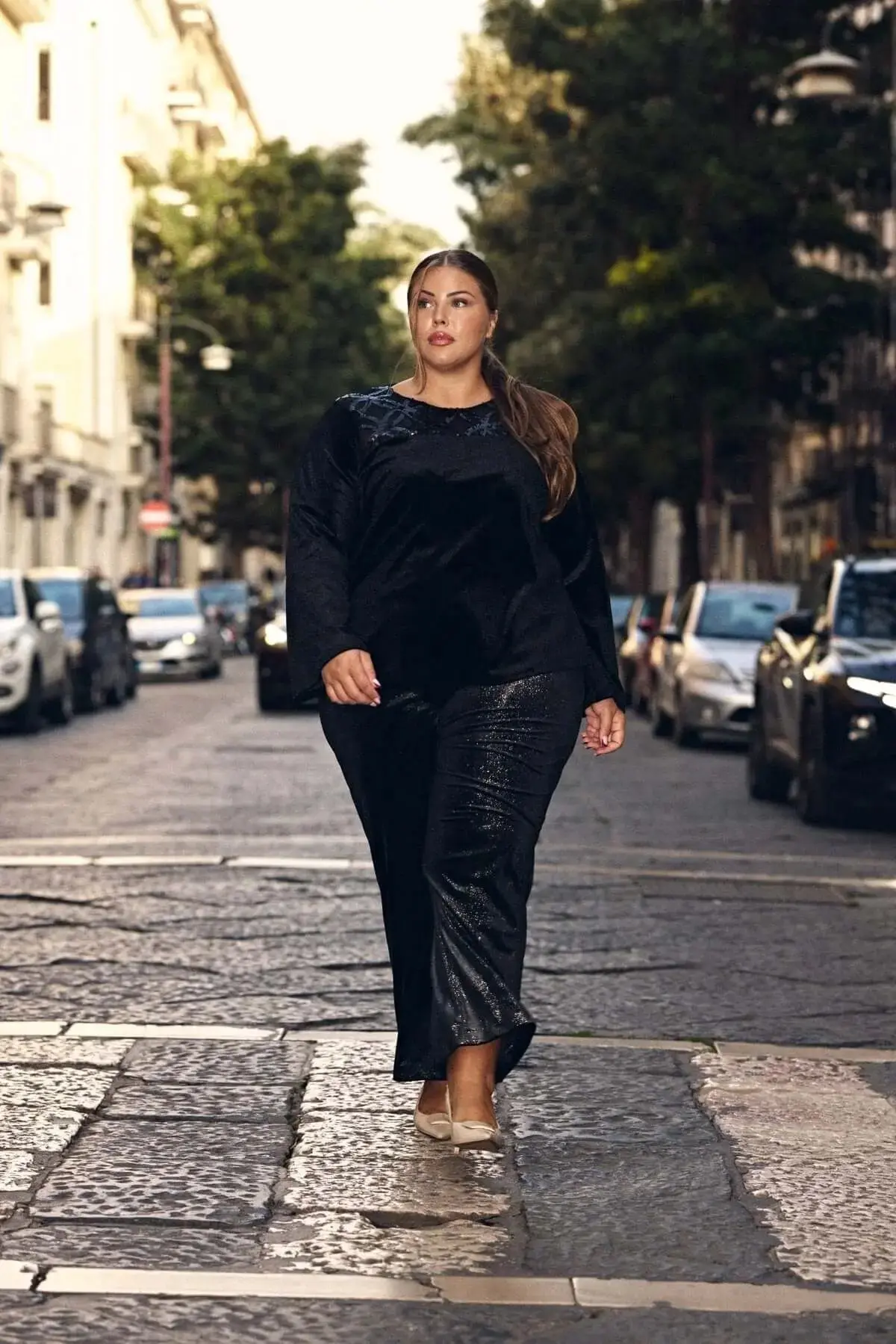 Blusa in velluto con inserto in pizzo ricamato NERO - Image 2