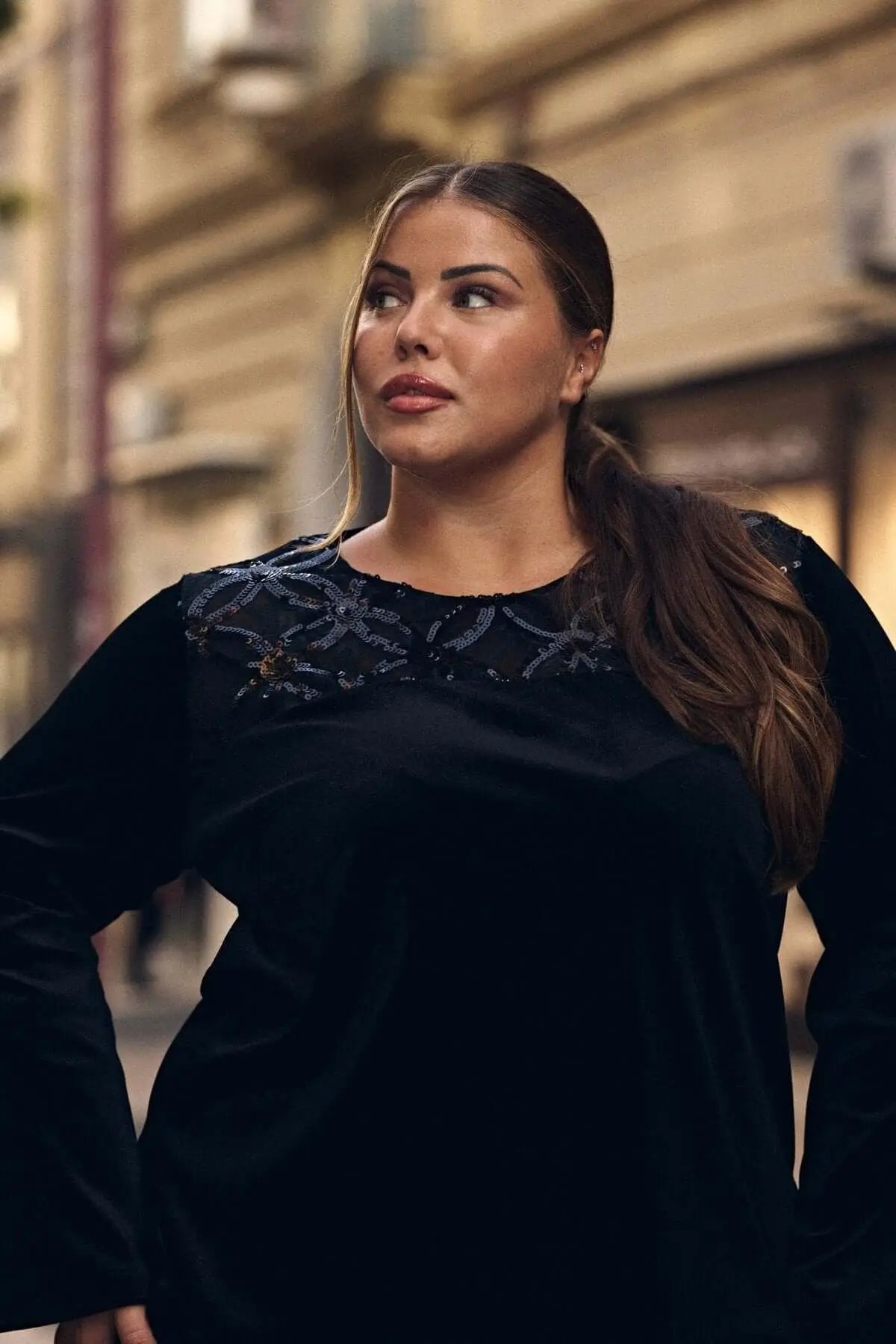 Blusa in velluto con inserto in pizzo ricamato NERO - Image 3