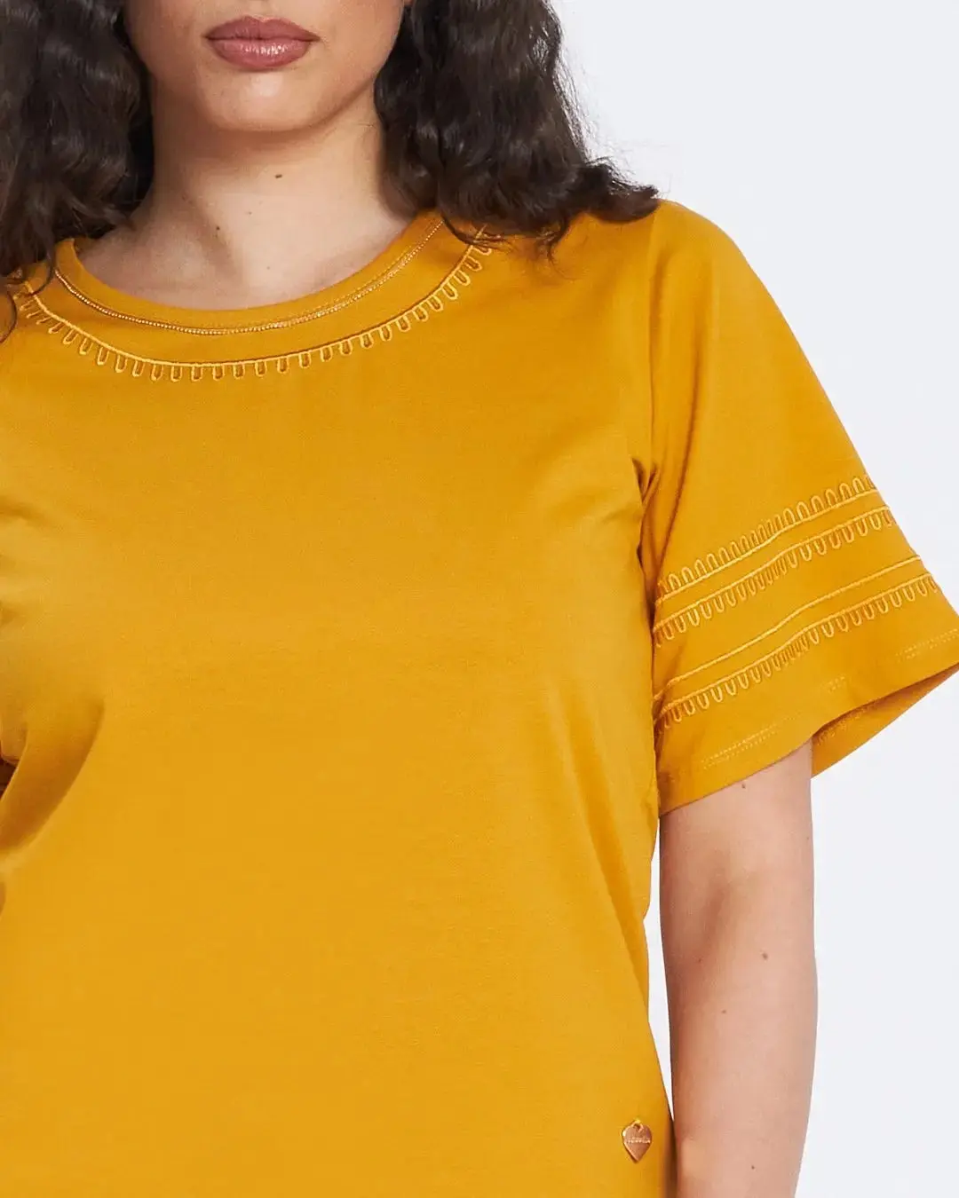 T-shirt a mezze maniche con ricami SOLE - Image 2