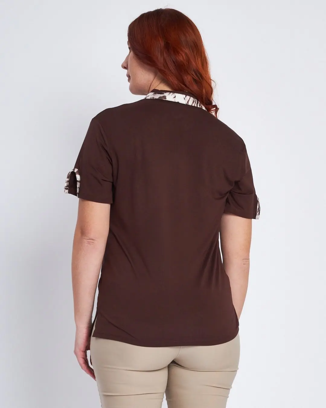 T-shirt con colletto polo e fintone a fantasia CACAO - Image 4