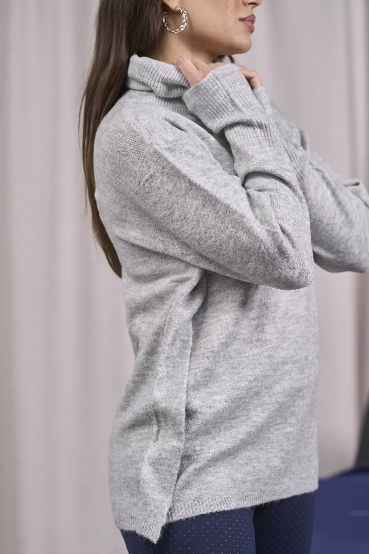 Maglia a collo alto risvoltato e spacchi GRIGIO - Image 2