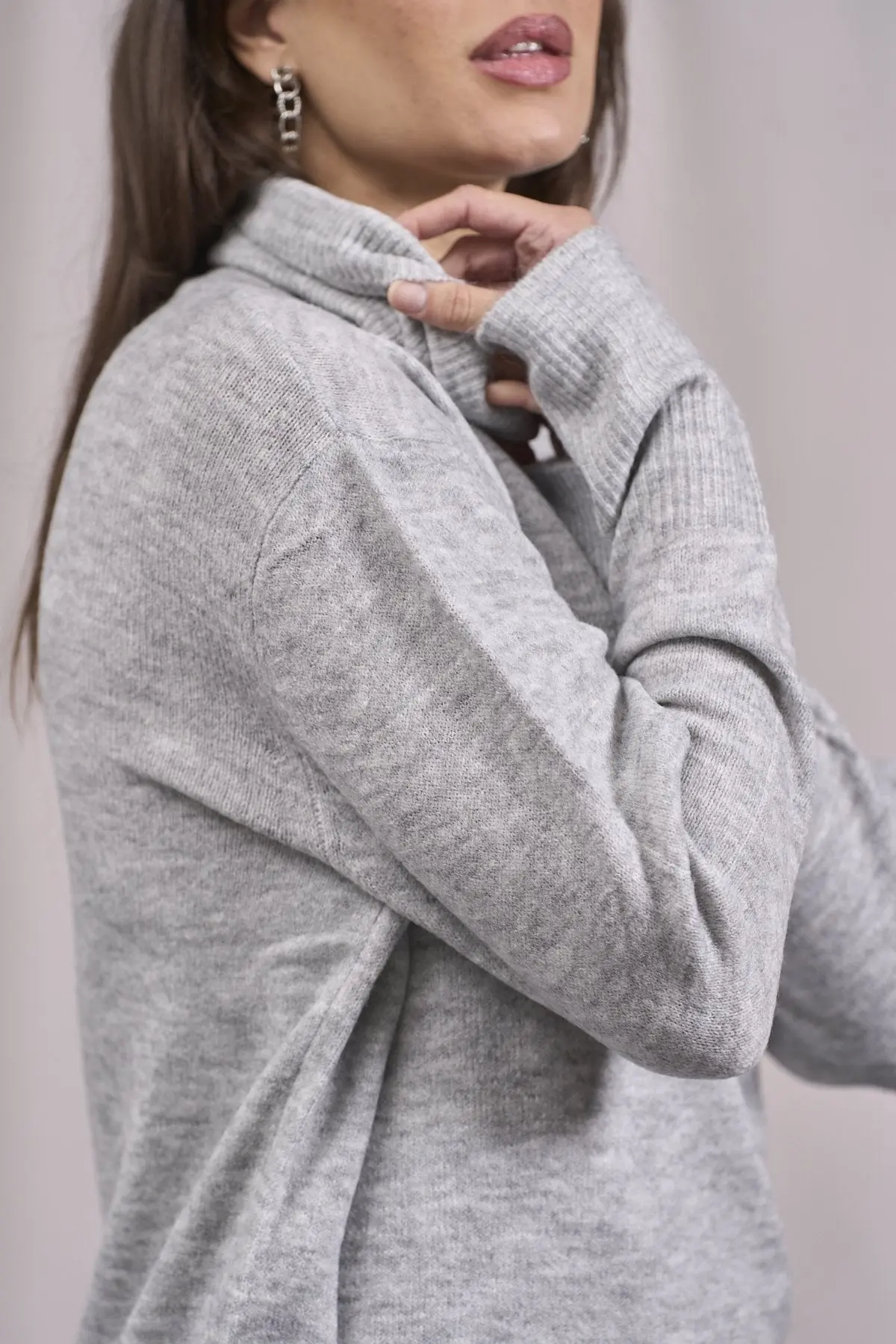Maglia a collo alto risvoltato e spacchi GRIGIO - Image 4