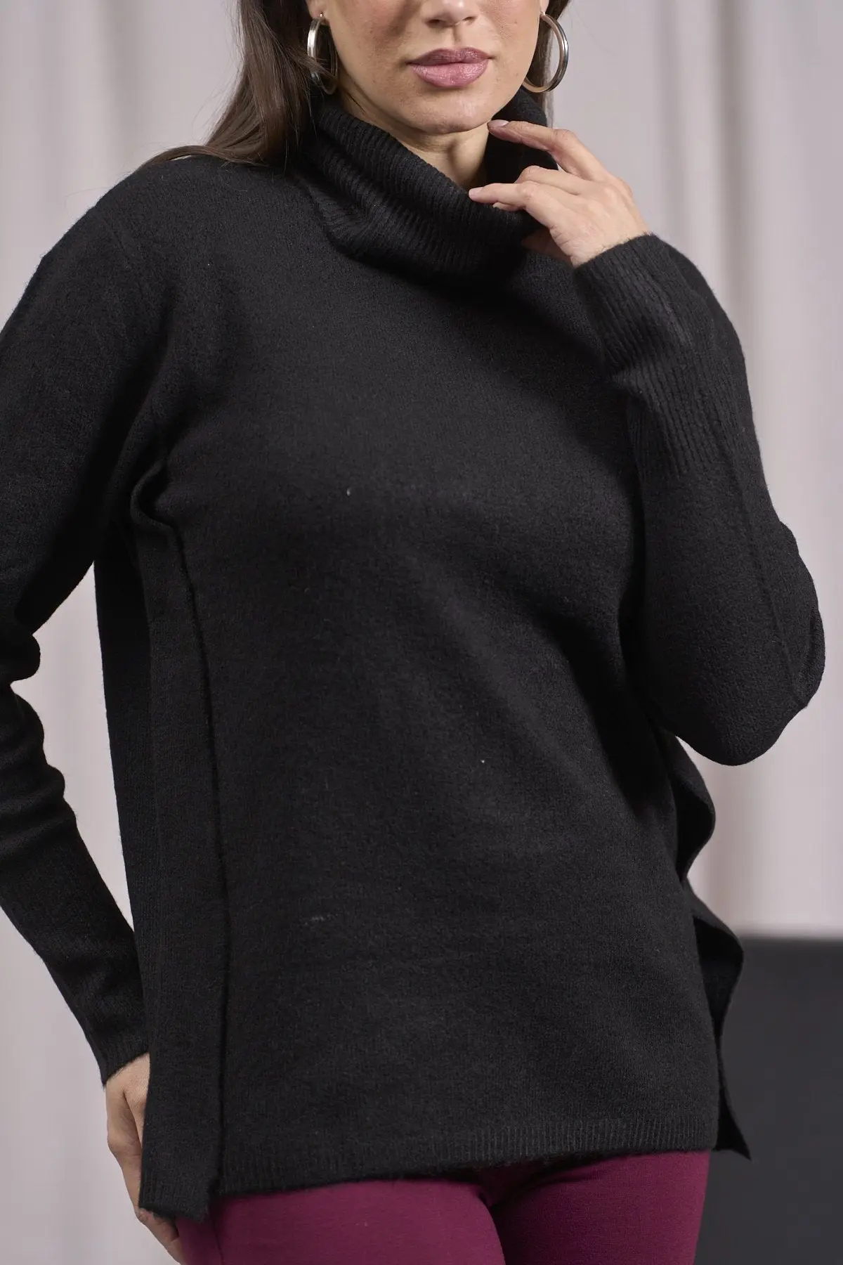 Maglia a collo alto risvoltato e spacchi NERO