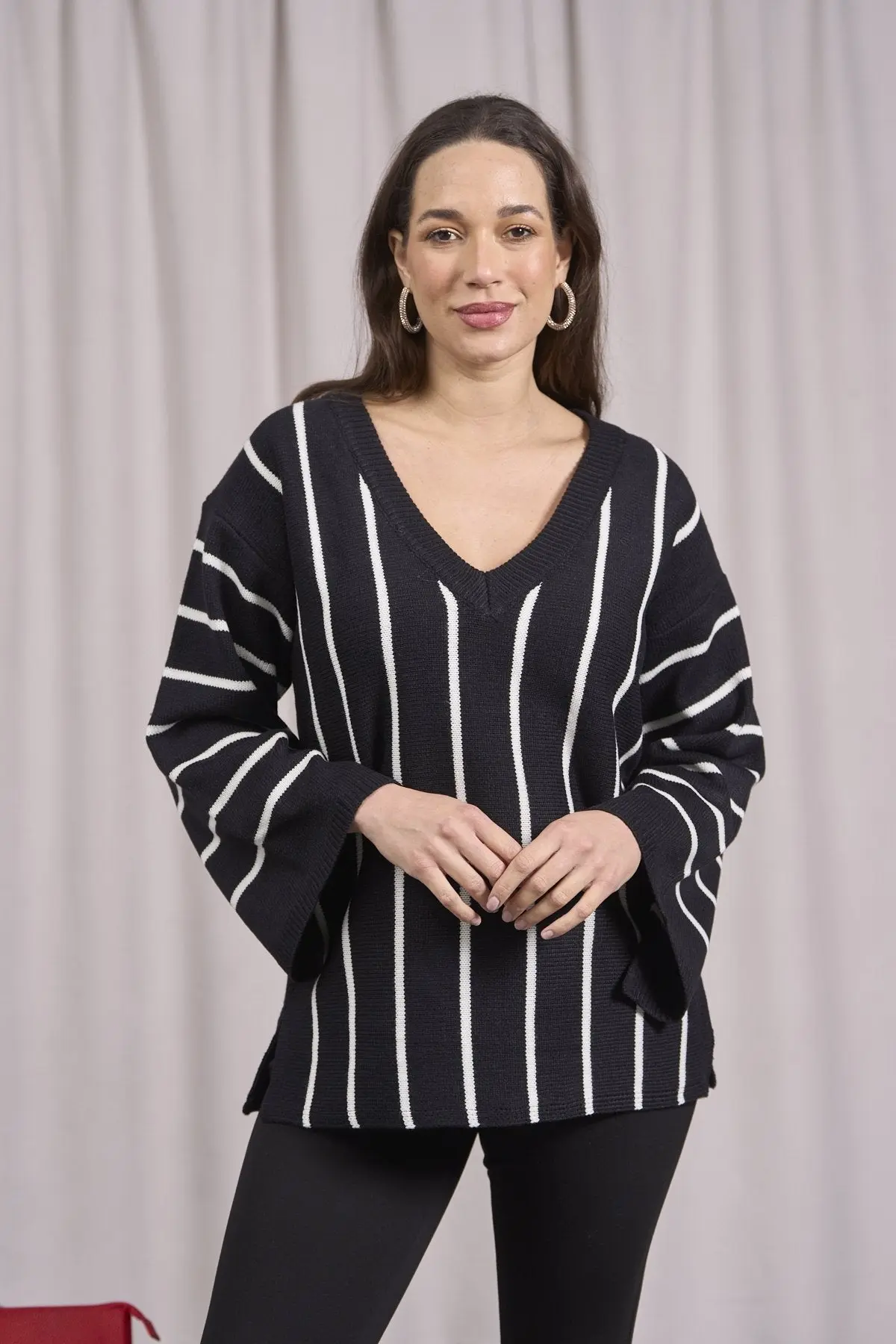 Maglia svasata a righe con scollo a V NERO