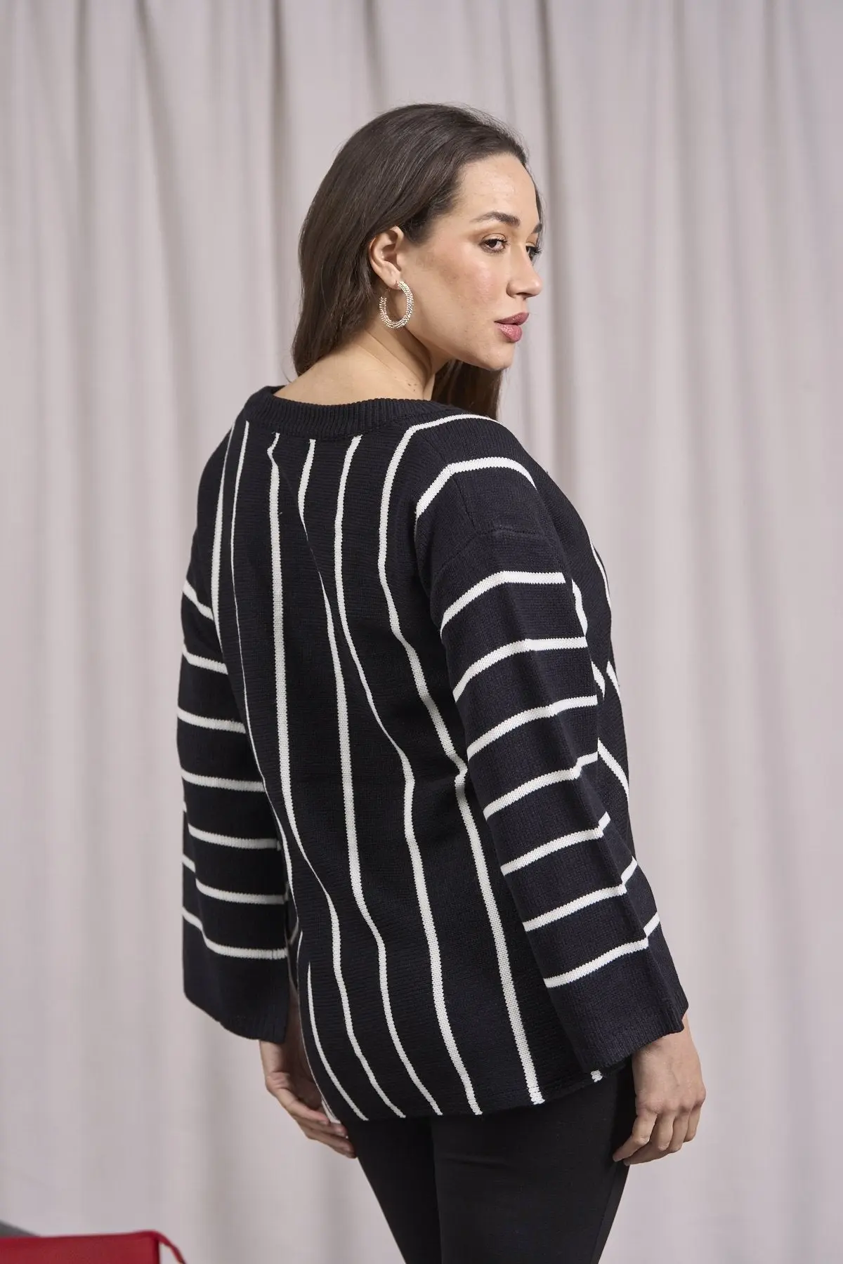 Maglia svasata a righe con scollo a V NERO - Image 2
