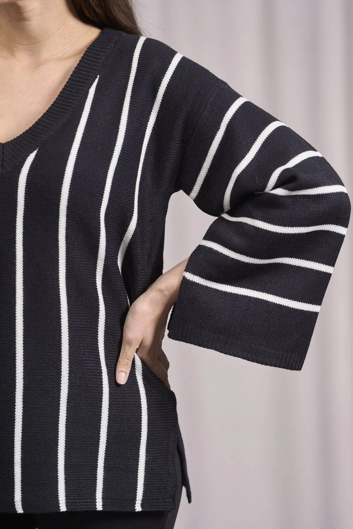 Maglia svasata a righe con scollo a V NERO - Image 4