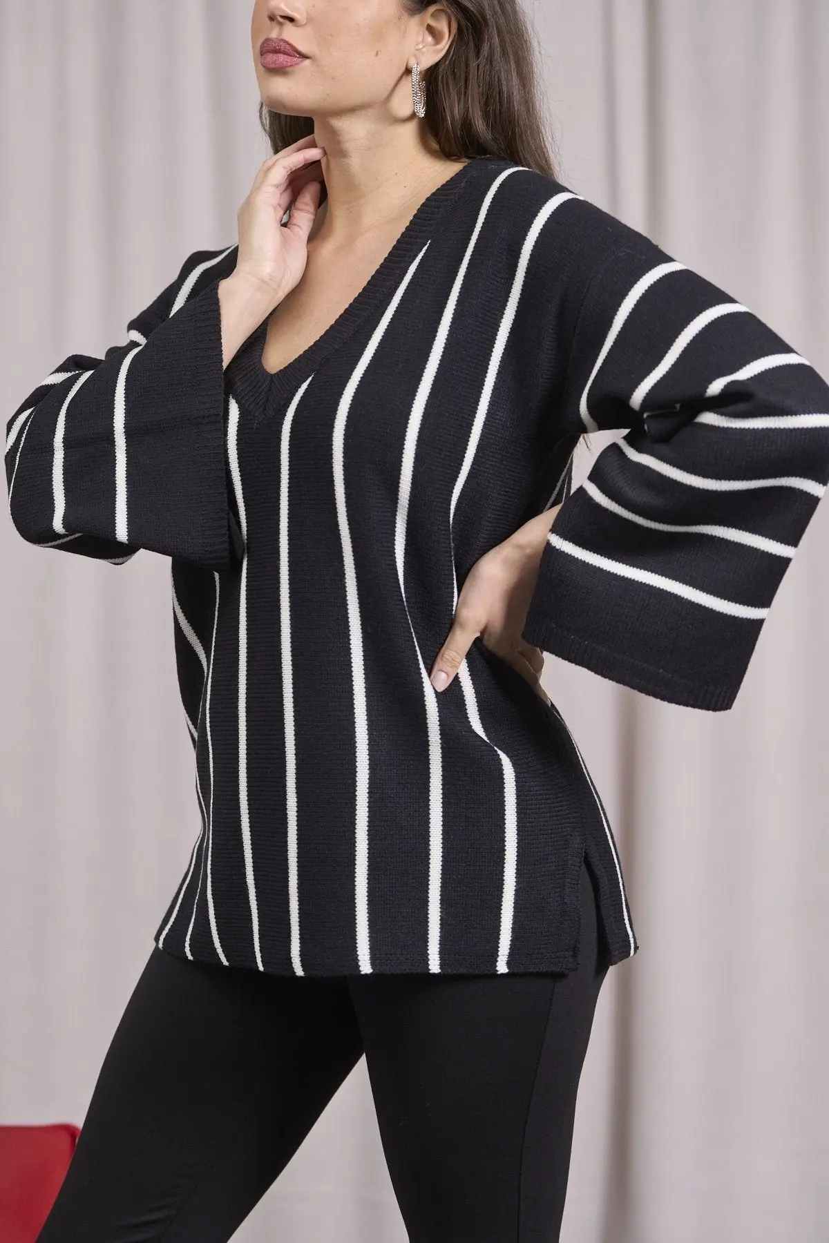 Maglia svasata a righe con scollo a V NERO - Image 5