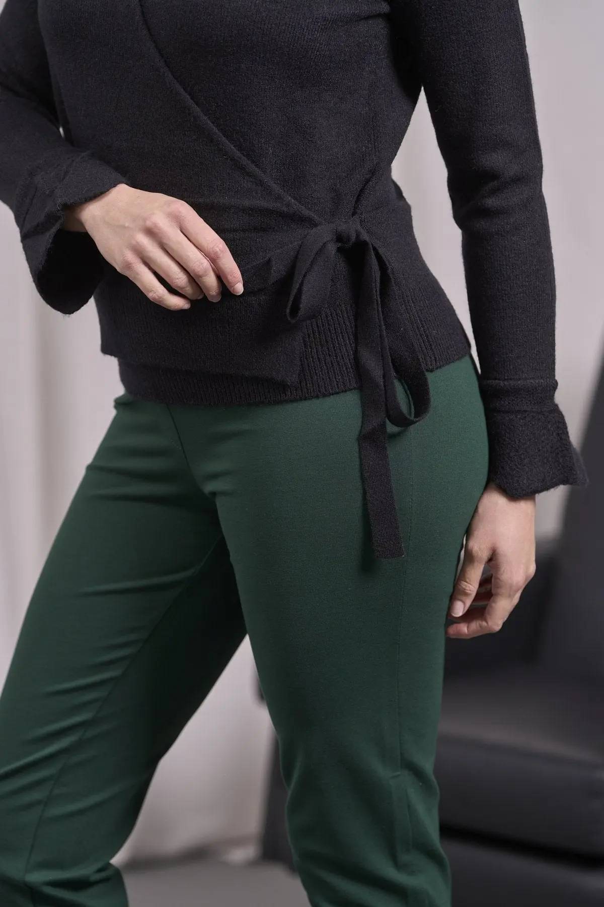 Maglia con incrocio laterale e polsi con volant NERO - Image 4