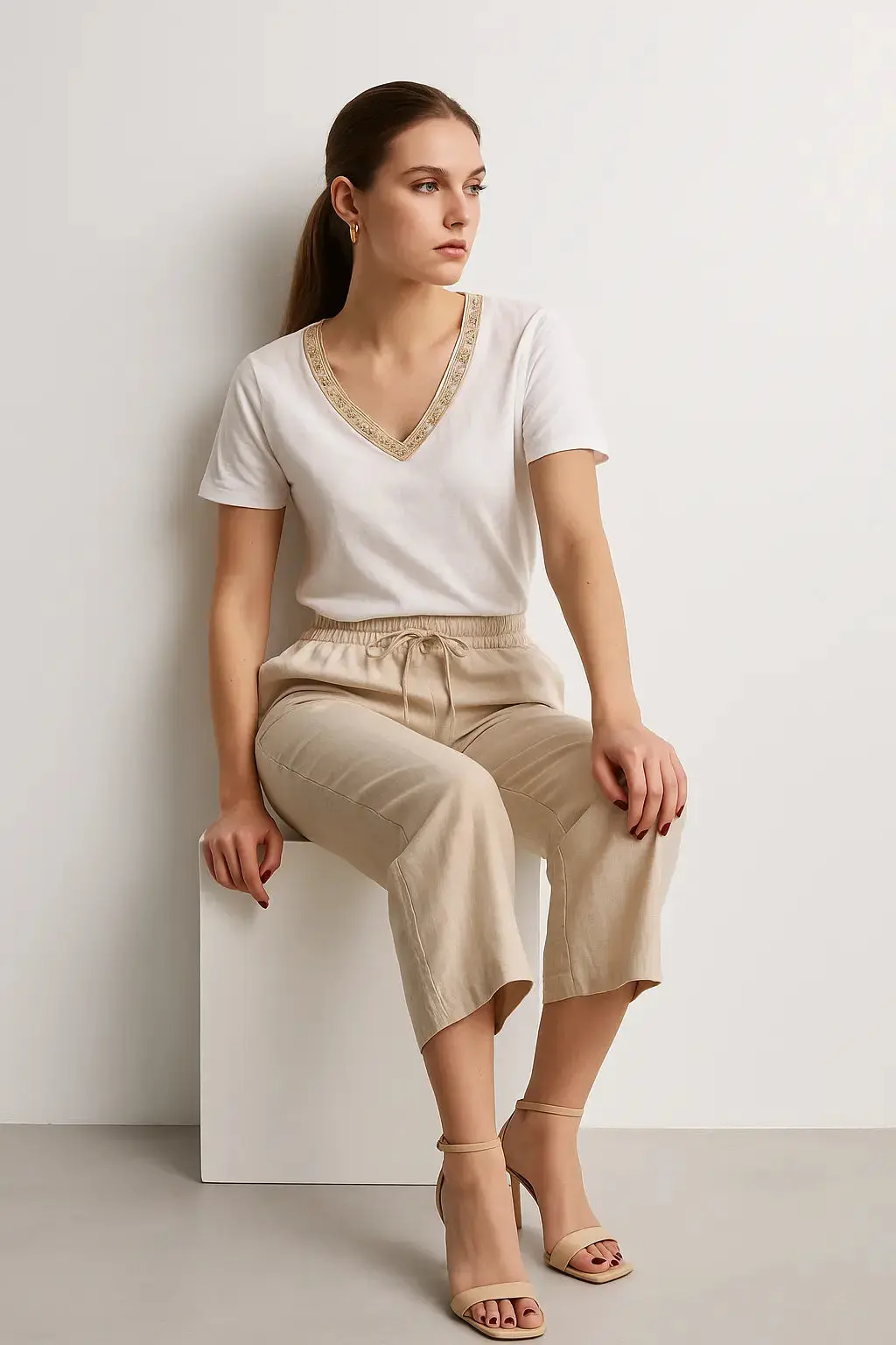 Blusa con con passamaneria e scollo a V a mezze maniche - Image 2