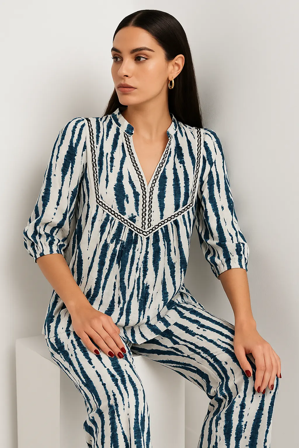 Blusa con scollo a V e passamaneria in viscosa stampato