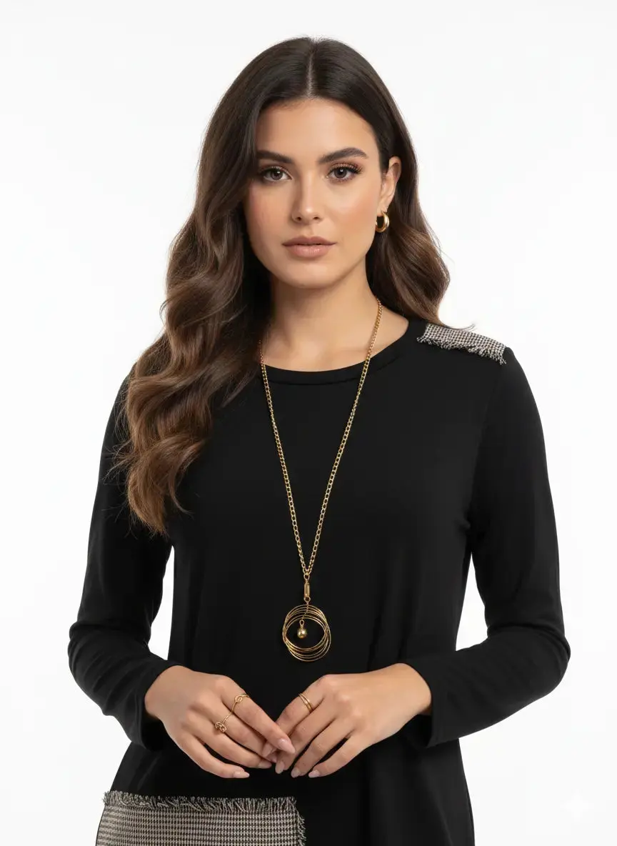 Blusa girocollo con collana accessorio - Image 4