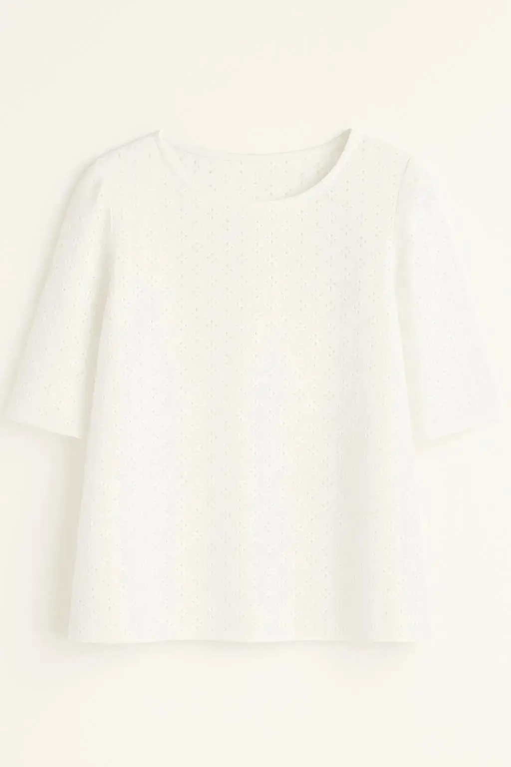 Blusa girocollo in sangallo con maniche a tre quarti