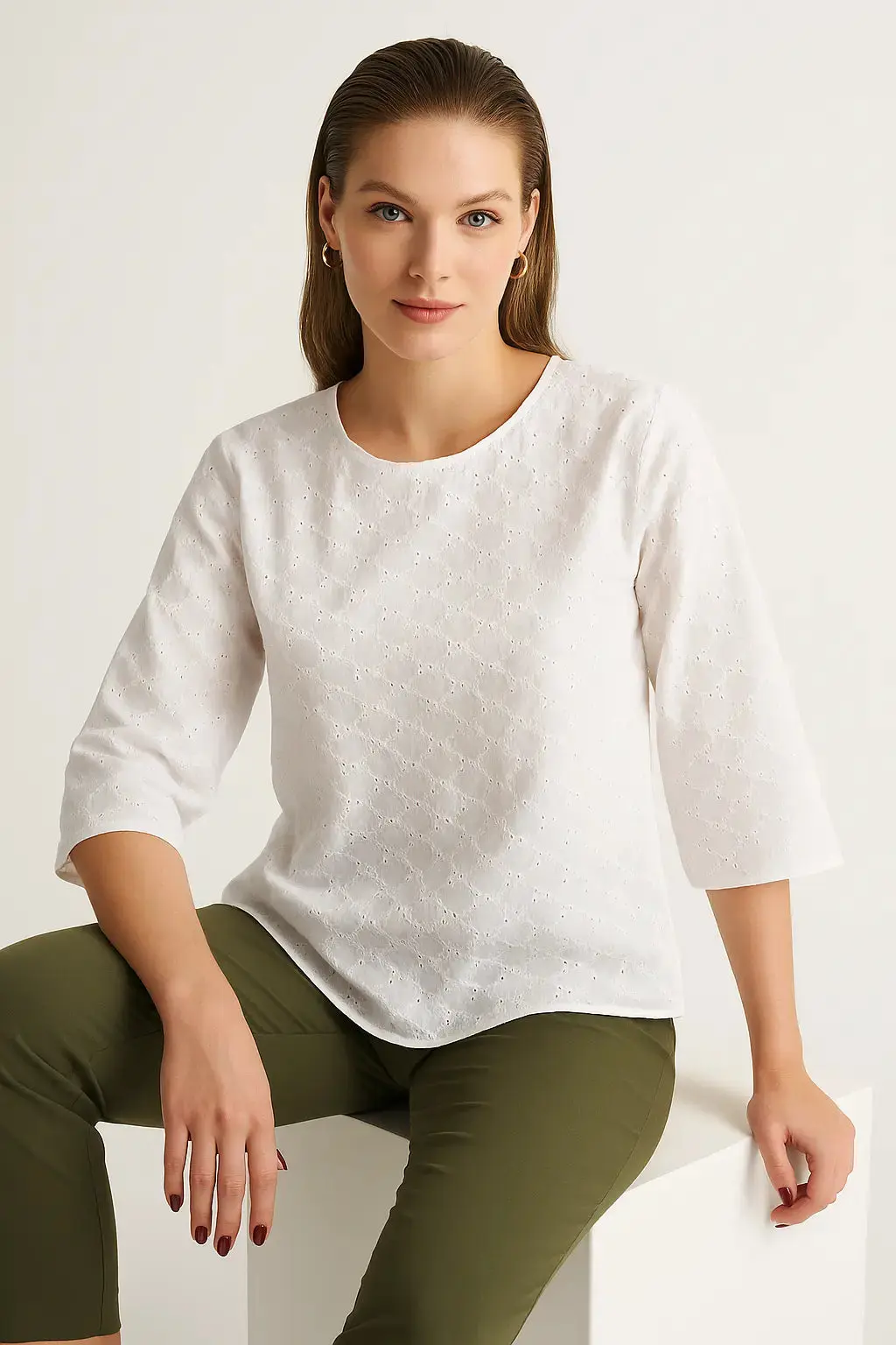 Blusa girocollo in sangallo con maniche a tre quarti - Image 2