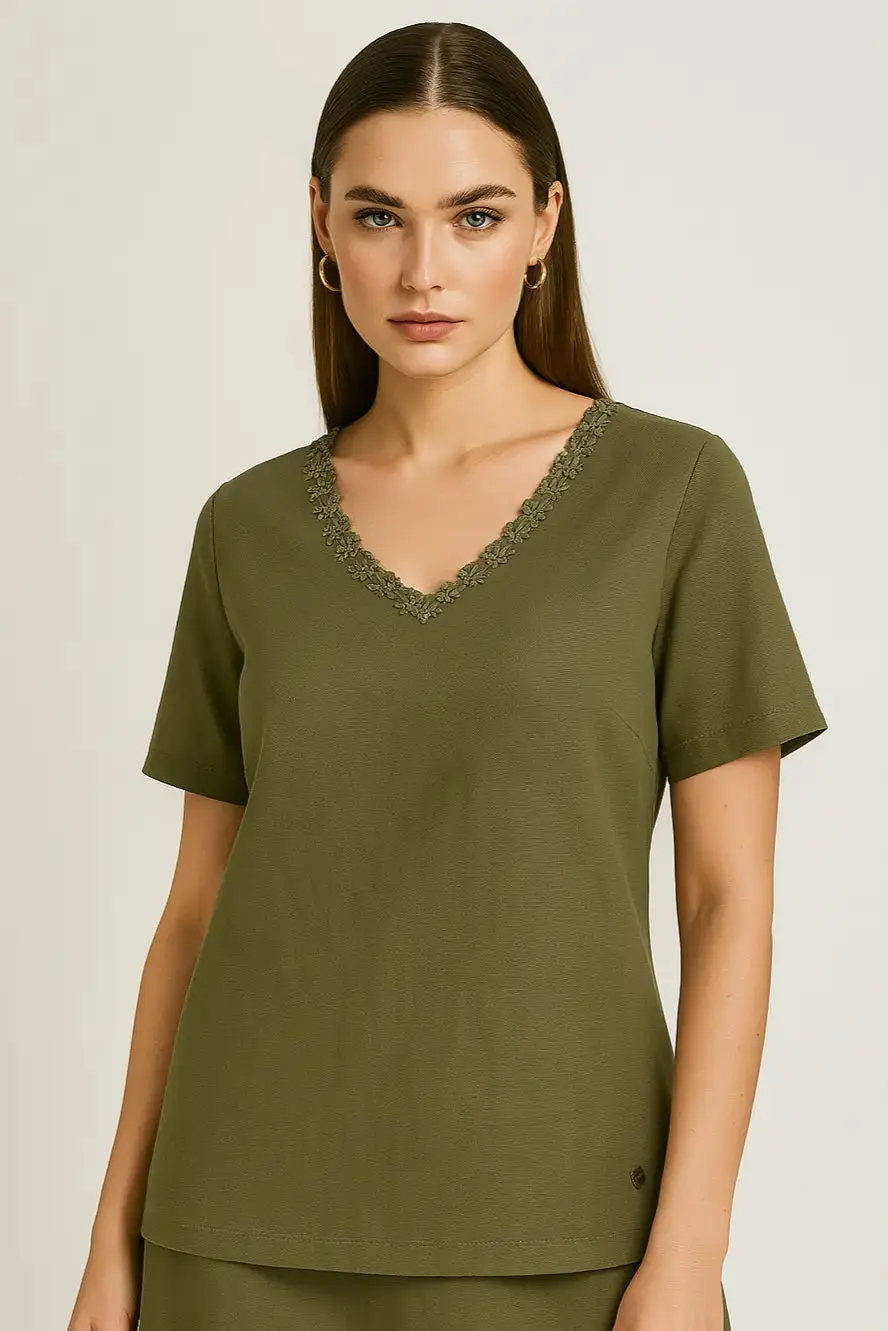 Maglia con a mezze maniche con passamaneria sullo scollo a V - Image 2
