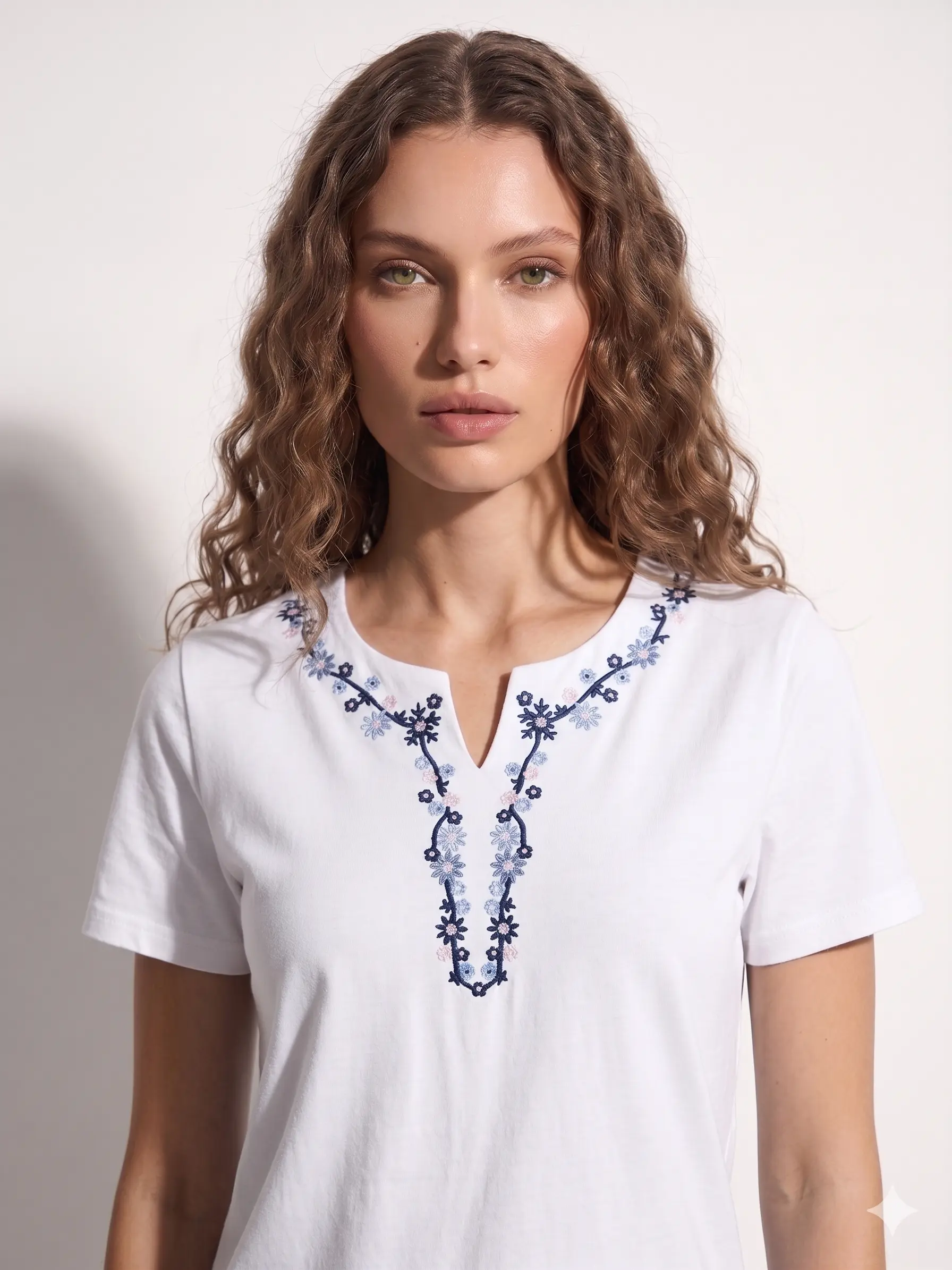 T-Shirt Scollo Ricamato - Image 4