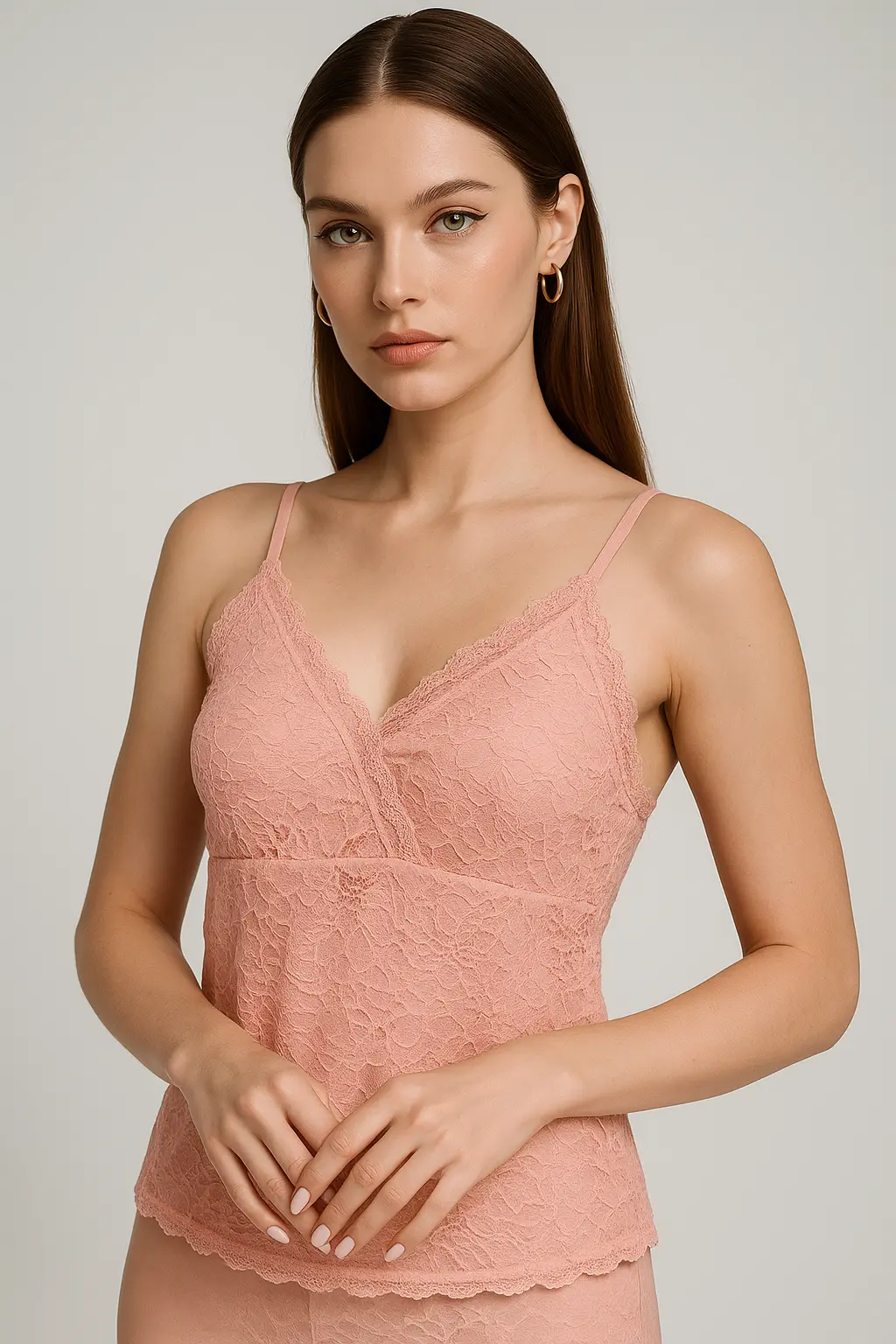 Top in pizzo con scollo incrociato e bretelle